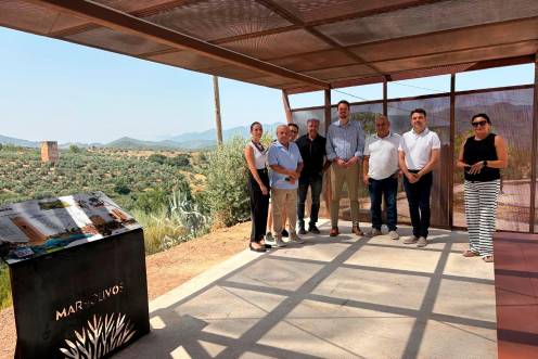 <i>El diputado de Promoción y Turismo, Francisco Javier Lozano, junto al alcalde de Orcera, Juan Francisco Fernández, y miembros del gobierno local. / Diputación de Jaén.</i>