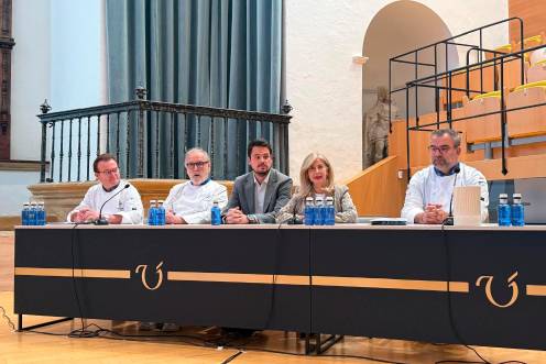 <i>Francisco Javier Lozano y Antonia Olivares junto a los chefs. / Diputación de Jaén.</i>