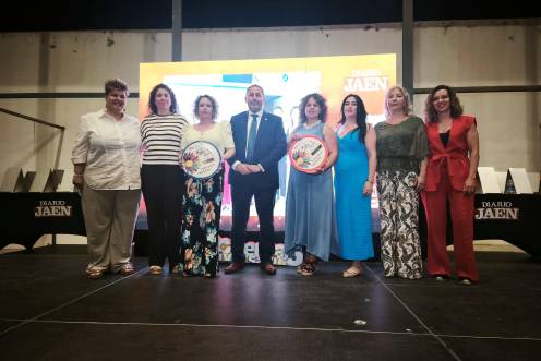 <i>Juan Matías Reyes (centro) junto a las representantes de las ampas “Ibris” y “El Señorío” galardonadas con el premio del municipio. / Agustín Muñoz / Diario JAÉN. </i>