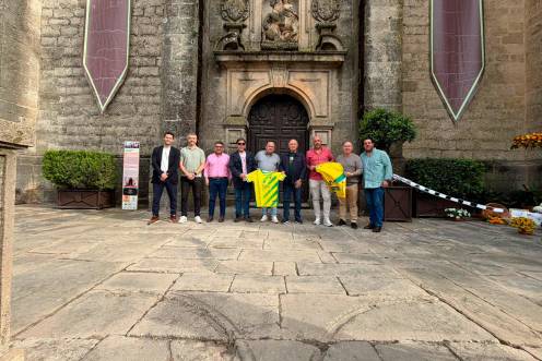 <i>Los representantes del Jaén Paraíso Interior FS posan con los de la comarca tras firmar el acuerdo. / Jaén FS.</i>