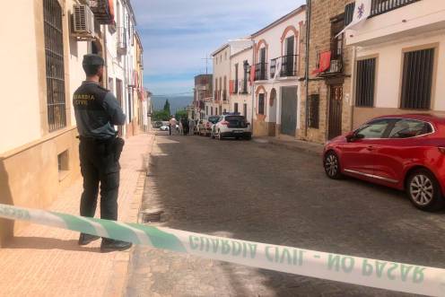 <i>Cordón de la Guardia Civil en torno a la vivienda en la que fue localizado el cadáver. / Europa Press.</i>
