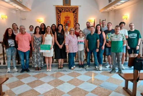 <i>Ana Mata y Estela Palacios junto a los participantes del programa en los Villares. / Junta de Andalucía. </i>