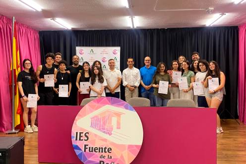 <i>Francisco José Sola entrega los certificados en el IES Fuente de la Peña. / Junta de Andalucía.</i>