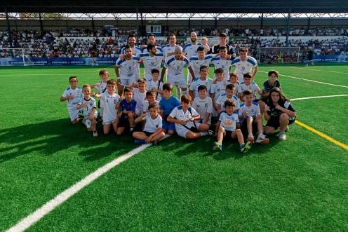 <i>Formación del Carolinense CD antes del partido ante el Granada C, con la afición llenando las gradas del Estadio Ramón Palacios.</i>