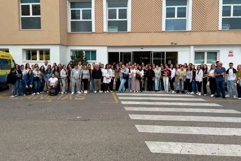 <i>Foto de familia de la bienvenida del grado medio en el Área de Gestión Sanitaria. / Junta de Andalucía. </i>