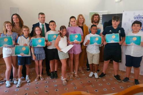 <i>Foto de familia de los autores de los diez cuentos finalistas y las autoridades. / Ayuntamiento de Jaén.</i>