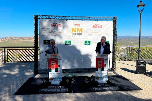 <i>El alcalde de Vilches, Adrián Sánchez, y el director de Diario JAÉN, Juan Espejo, durante la ronda de preguntas de los Diálogos “Jaén Nuevo Milenio”. / Jason Moyano / Diario JAÉN.</i>