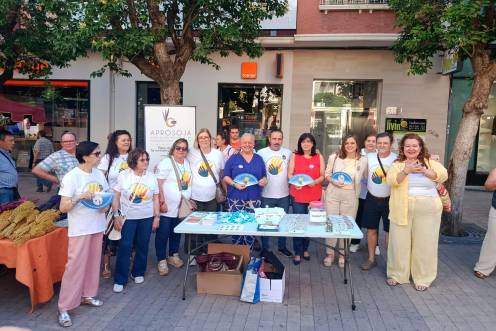 <i>Ángela Hidalgo, José Ramón Izquierdo, Francisca Medina y Ángeles Díaz junto con otros miembros de Aprosoja. / Adrián Claudio Bonache / Diario JAÉN.</i>