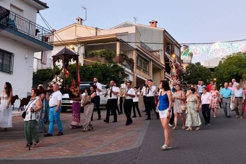 <i>Numerosos vecinos de la pedanía de Burunchel, en la romería y procesión en honor a los patronos en un ambiente festivo y familiar. / Ana Lechuga / Diario JAÉN. </i>