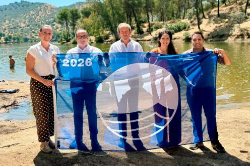 <i>Ana Mata, acompañada por José Ayala, entrega la bandera azul a Francisco Carmona. / Junta de Andalucía.</i>