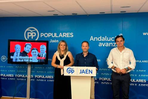 <i>Elena González, Erik Domínguez y Agustín González, en rueda de prensa. Archivo. / PP Jaén.</i>