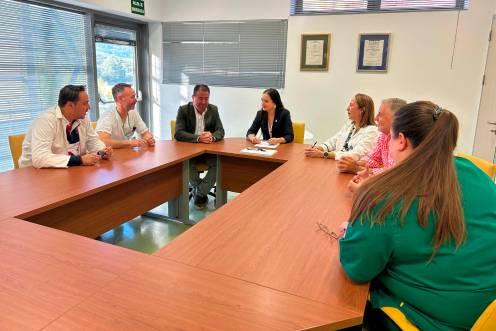<i>La delegada territorial, Lucía Mónica Pérez, lleva a cabo una vista del hospital junto a los profesionales sanitarios. / Junta de Andalucía.</i>