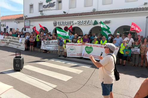 <i>Reivindicaciones ferroviarias en la Estación Linares-Baeza. / Ana Isabel Bravo / Diario JAÉN</i>