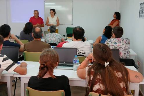 <i>Presentación del proyecto en la especialidad de atención sanitaria y limpieza, dentro del programa “Empleo y Formación” (PEF) de la Junta de Andalucía. / Junta de Andalucía. </i>
