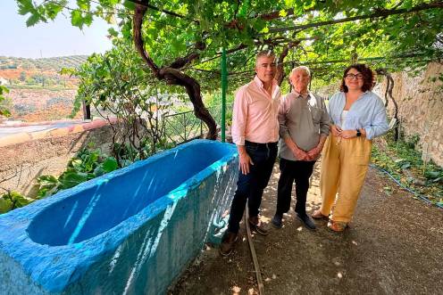 <i>El alcalde de Martos, Emilio Torres, y la concejala de Cultura, Elena Molina, visitan la vivienda Antonio Gómez, quien ha donado la pieza. / Ayuntamiento de Martos.</i>