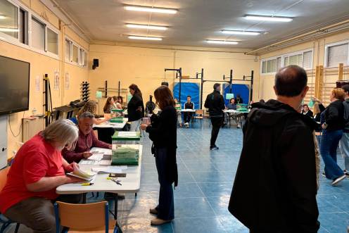 <i>Votantes en el IES Las Fuentezuelas, de la capital, a las 16:00 horas. / Diario JAÉN.</i>