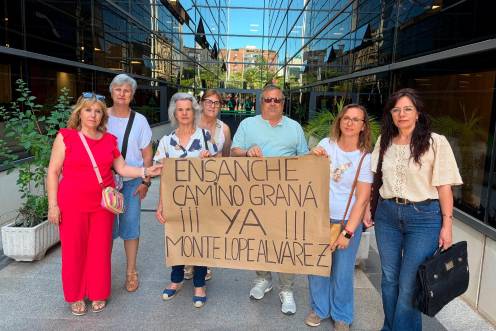 <i>Loli Rubio, Pilar Cobo, Josefa Marchal, Ascensión Siles, Antonio Lara, Maite Gálvez y Sacri Marcos, antes del registro de las firmas. / Ana Isabel Bravo / Diario JAÉN.</i>