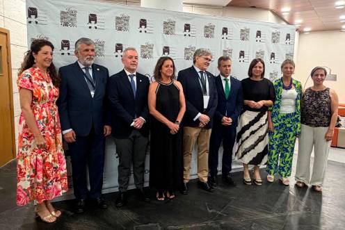<i>Ana Mata, Santiago Sánchez-Apellániz, Nicolás José Navarro, Catalina García, Francisco Javier Chavernas, Julio Millán, Isabel Uceda, María Isabel Cano y Soledad Aranda, en la inauguración. / Ana Isabel Bravo / Diario JAÉN.</i>