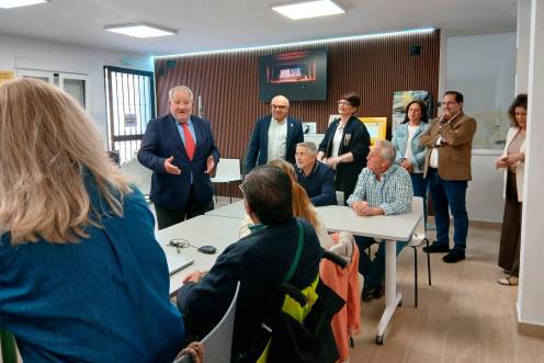<i>Javier Carazo visita la remodelación del Punto Vuela en Jamilena, junto al alcalde Tomás Liébana. / Junta de Andalucía.</i>