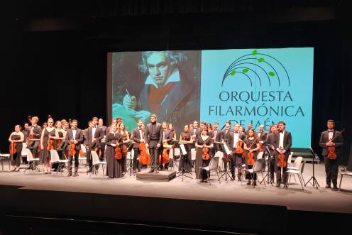 <i>La Orquesta Filarmónica de Jaén recibe a su director, Rafael de Torres, en el escenario del Teatro Infanta Leonor para comenzar el concierto. / Ana Lechuga / Diario JAÉN. </i>