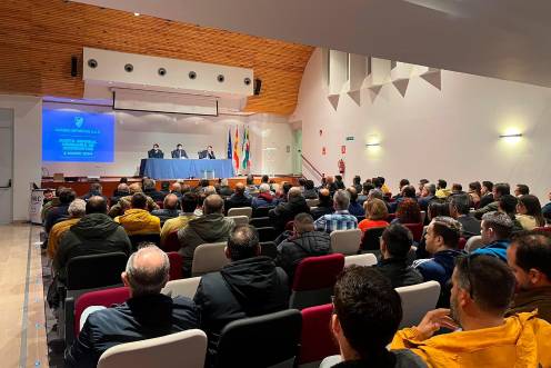 <i>Junta general de accionistas del Linares donde se constituyó la sociedad anónima deportiva y se eligió el consejo de administración. / Linares Deportivo.</i>