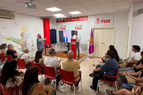 <i>Julio Millán celebra un encuentro con la militancia. / Elisabeth Ruiz Martínez / Diario JAÉN.</i>