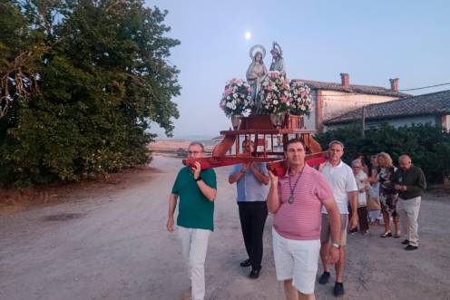 <i>Procesión de la Sagrada Familia en la Estación de Begíjar. / Adrian Claudio Bonache / Diario JAÉN.</i>