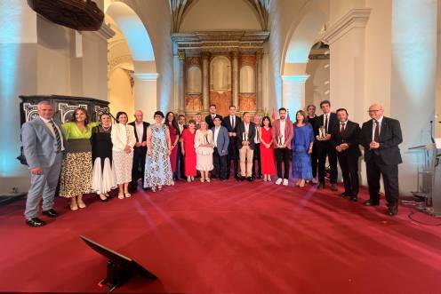 <i>Foto de familia de autoridades y premiados durante la gala de los Premios Jaén Paraíso Interior 2026. / Jason Moyano / Diario JAÉN.</i>