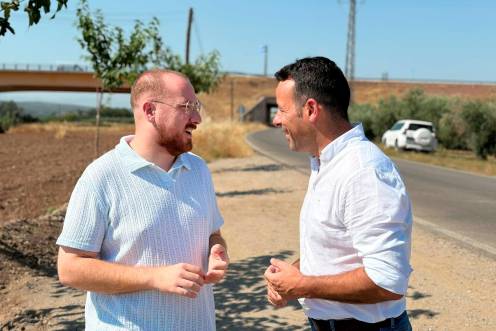 <i>Melchor Villalba y Javier Perales visitan el carril peatonal que conectará a la Estación Linares-Baeza con el Camino Natural Vía Verde del Guadalimar. / Diputación de Jaén. </i>