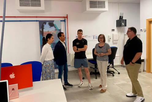 <i>Francisco José Solano visita el IES Sierra de Las Villas, de Villacarrillo. / Junta de Andalucía.</i>