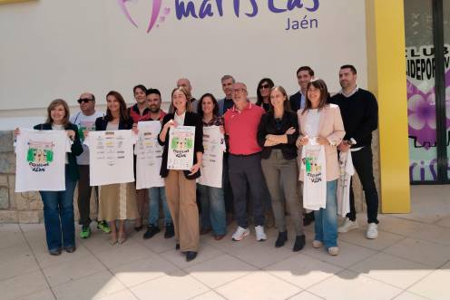 <i>Foto de familia de los organizadores y patrocinadores. / Gilberto Moreno. / Diario JAÉN.</i>
