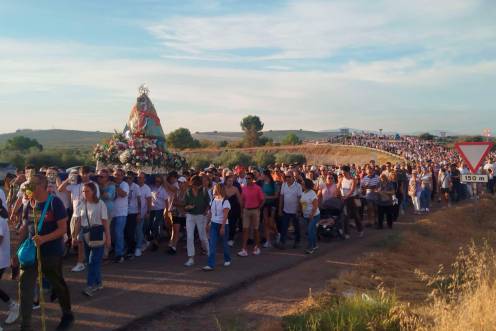 <i>Cientos de romeros emprendieron el camino al para acompañar a la Virgen de Zocueca hasta el Santuario del Rumblar. / Ana Lechuga / Diario JAÉN.</i>