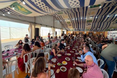 <i>Ambiente en una de las casetas de la Feria. / Francisco J. Marín / Diario JAÉN.</i>