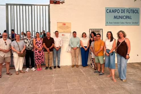 <i>Visita a las instalaciones del campo de fútbol de Villatorres tras las obras de mejora del Ayuntamiento y la Diputación. / Diputación de Jaén.</i>