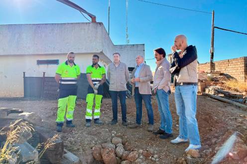 <i>José Luis Hidalgo y Joaquín Requena visitan los avances de las actuaciones. / Diputación de Jaén.</i>