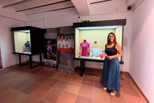 <i>África Colomo en la exposición “Mujeres leyendas del deporte”. / Diputación de Jaén. </i>