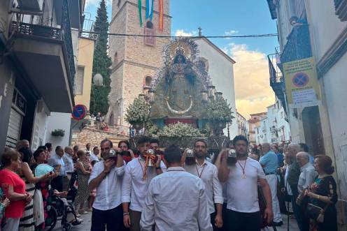 <i>Las calles de Beas de Segura llenas de devotos y fieles que acompañaban el discurrir de la patrona. / Isabel Aranda / Diario JAÉN. </i>