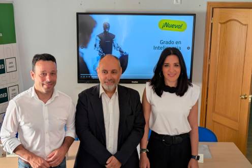 <i>Javier Perales, Vicente Ruiz y Susana Ferrer en la presentación en Linares de esta nueva titulación. / Diputación de Jaén.</i>