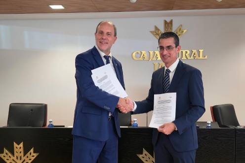 <i>El rector de la UJA Nicolás Ruiz y el director general de Caja Rural de Jaén Fernando Planelles suscriben un nuevo convenio de colaboración. / UJA.</i>