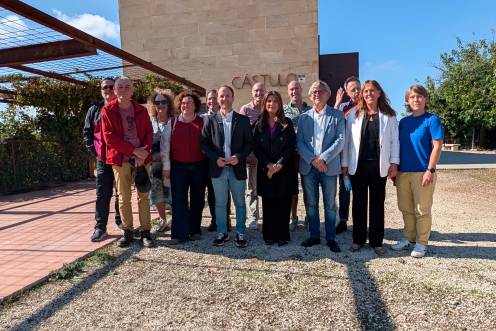 <i>Erik Domínguez, junto a los periodistas internacionales en Cástulo. / Diario JAÉN.</i>