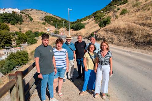 <i>Angulo y representantes vecinales, en la carretera de circunvalación. / PSOE de Jaén. </i>