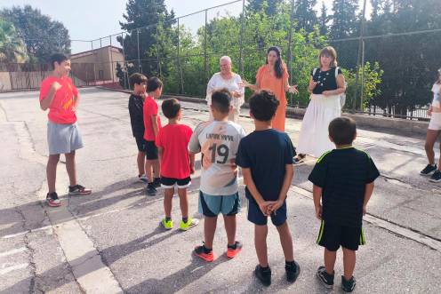 <i>Ana Mata visita la escuela de verano que acoge el IES Jabalcuz de la capital, acompañada por la delegada territorial Ángela Hidalgo. / Junta de Andalucía.</i>