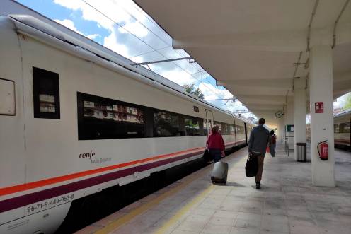 <i>Viajeros en la estación de tren de Jaén. Archivo. / Renfe.</i>