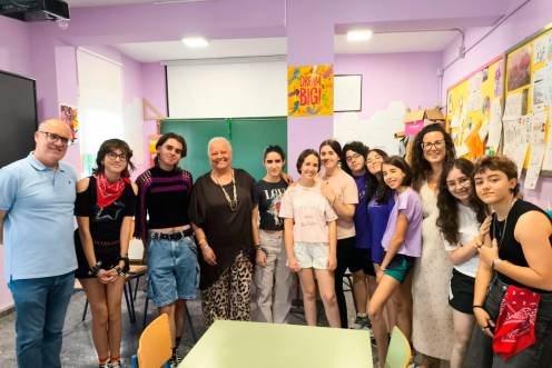 <i>La delegada territorial Ángela Hidalgo visita el IES Fuente de la Peña, como antesala de la conmemoración del 28 de junio. / Junta de Andalucía.</i>
