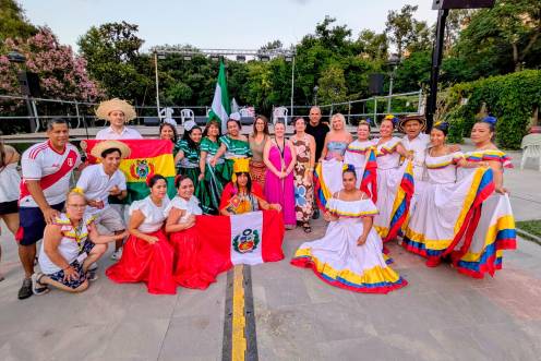 <i>Participantes tras la primera actuación en la 39 edición del Folk del Mundo “Baila con nosotros”. / Ayuntamiento de Jaén. </i>