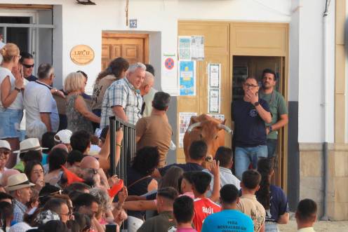 <i>Una multitud de vecinos y visitantes disfruta de la suelta de reses en Santiago de la Espada. / Adrián Claudio Bonache / Diario JAÉN.</i>