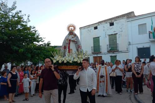 <i>La procesión reunió a vecinos, visitantes, ediles y a la banda de la asociación Amigos de la Música, de Cárcheles. / Juan Rafael Hinojosa / Diario JAÉN. </i>