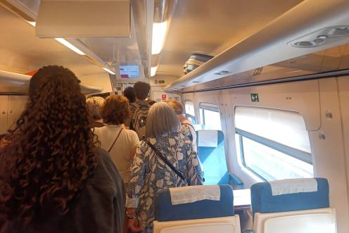 <i>Pasajeros se bajan del tren tras detenerse el convoy en Alcázar de San Juan.</i>