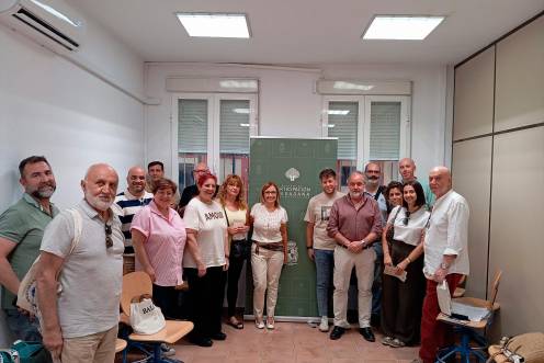 <i>Reunión sobre la implantación del quinto contenedor para reciclaje de materia orgánica. / Ayuntamiento de Jaén. </i>