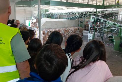 <i>El alumnado visita las instalaciones de Resurja. / Diputación de Jaén.</i>